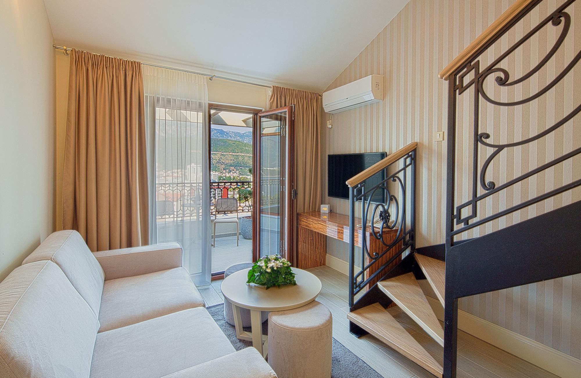 Aria Aparthotel 4*